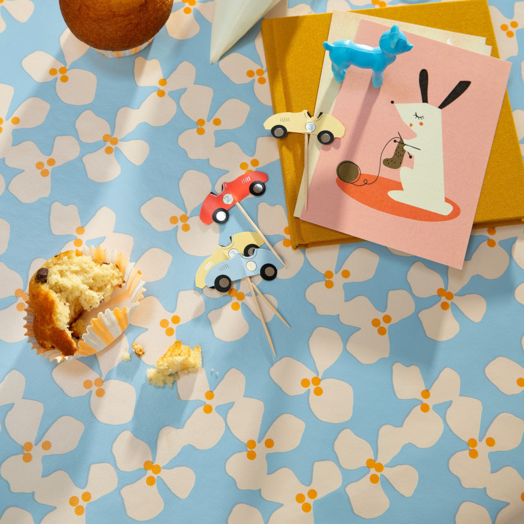På bordet Poppy Baby Blue - Vaxduk med frisk och lekfull design från Lola