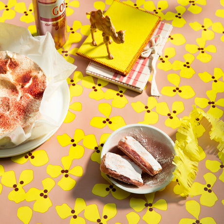 På dukat bord Poppy Rosenwood - Lola vaxduk med lekfull blommig design