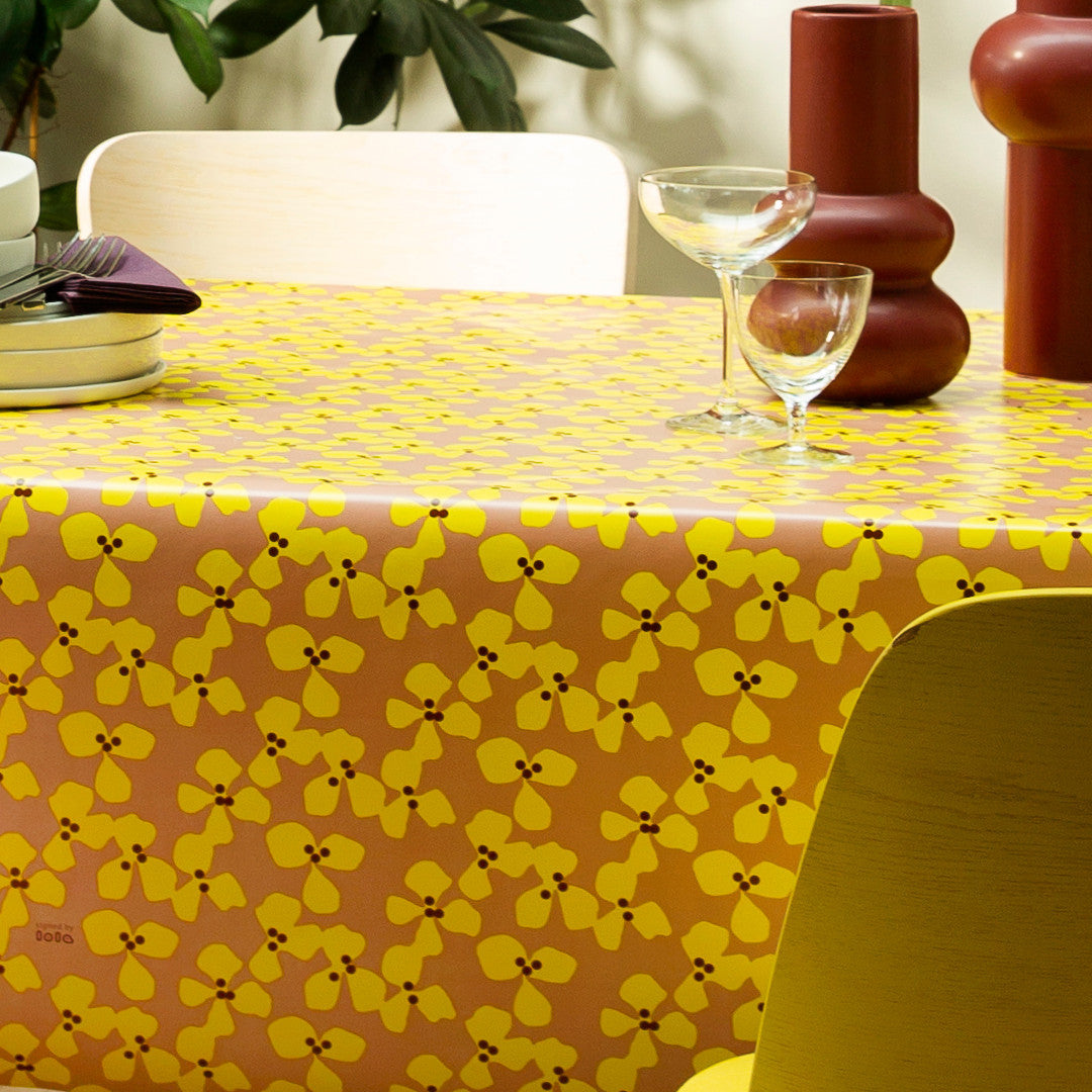 Poppy Rosenwood - Lola vaxduk med lekfull blommig design