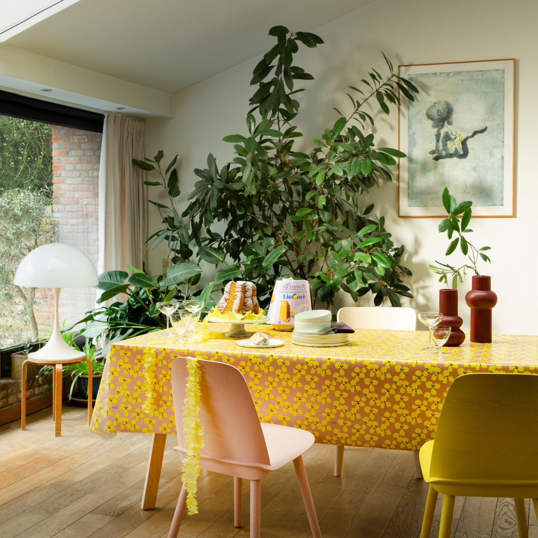 Poppy Rosenwood - Lola vaxduk med lekfull blommig design miljöbild