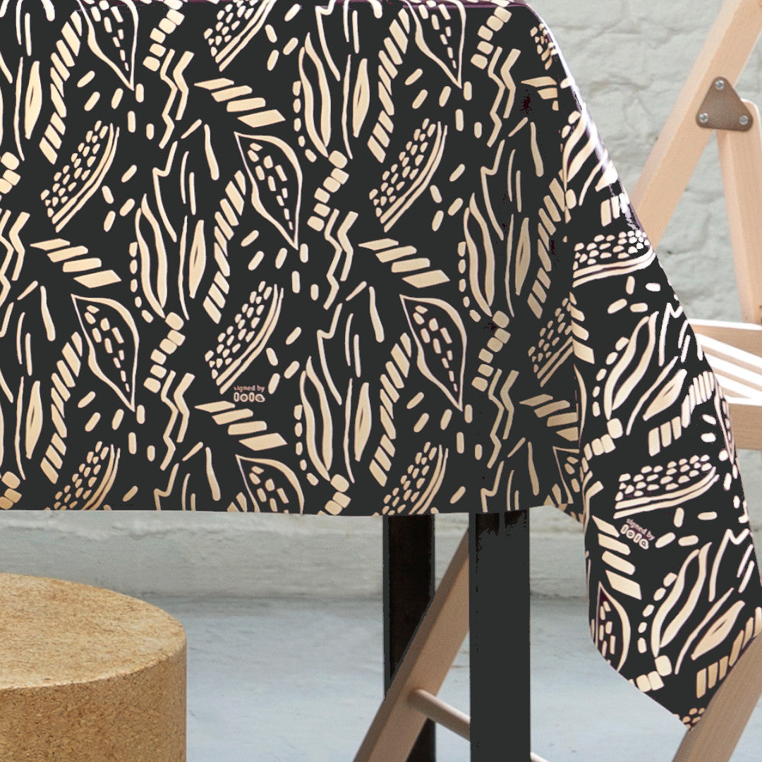 På bordet Dakarai Onyx - Lola svart vaxduk med etniskt mönster
