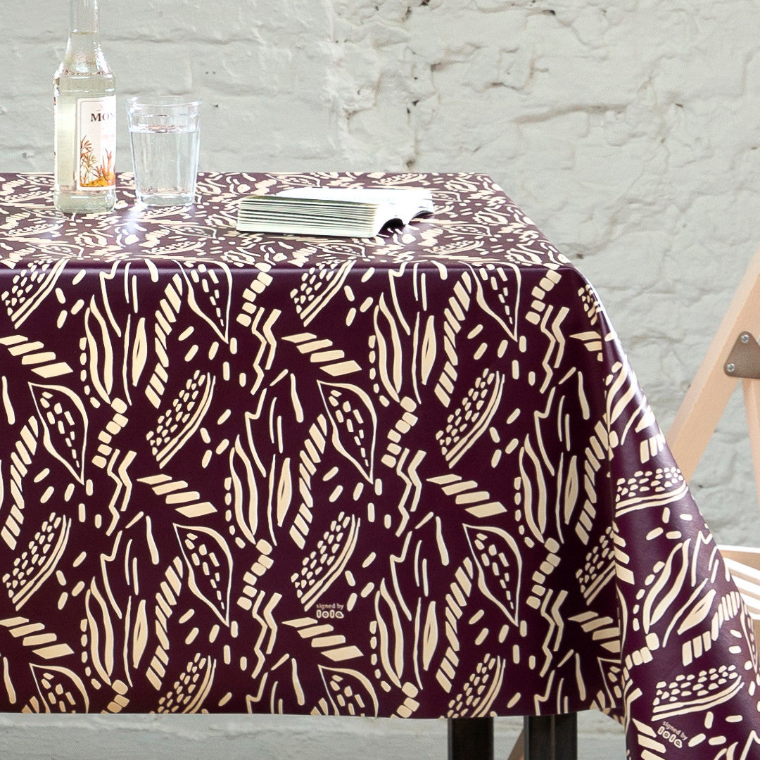 På bordet Dakarai Pinot Noir - Lola vaxduk med en exotisk känsla