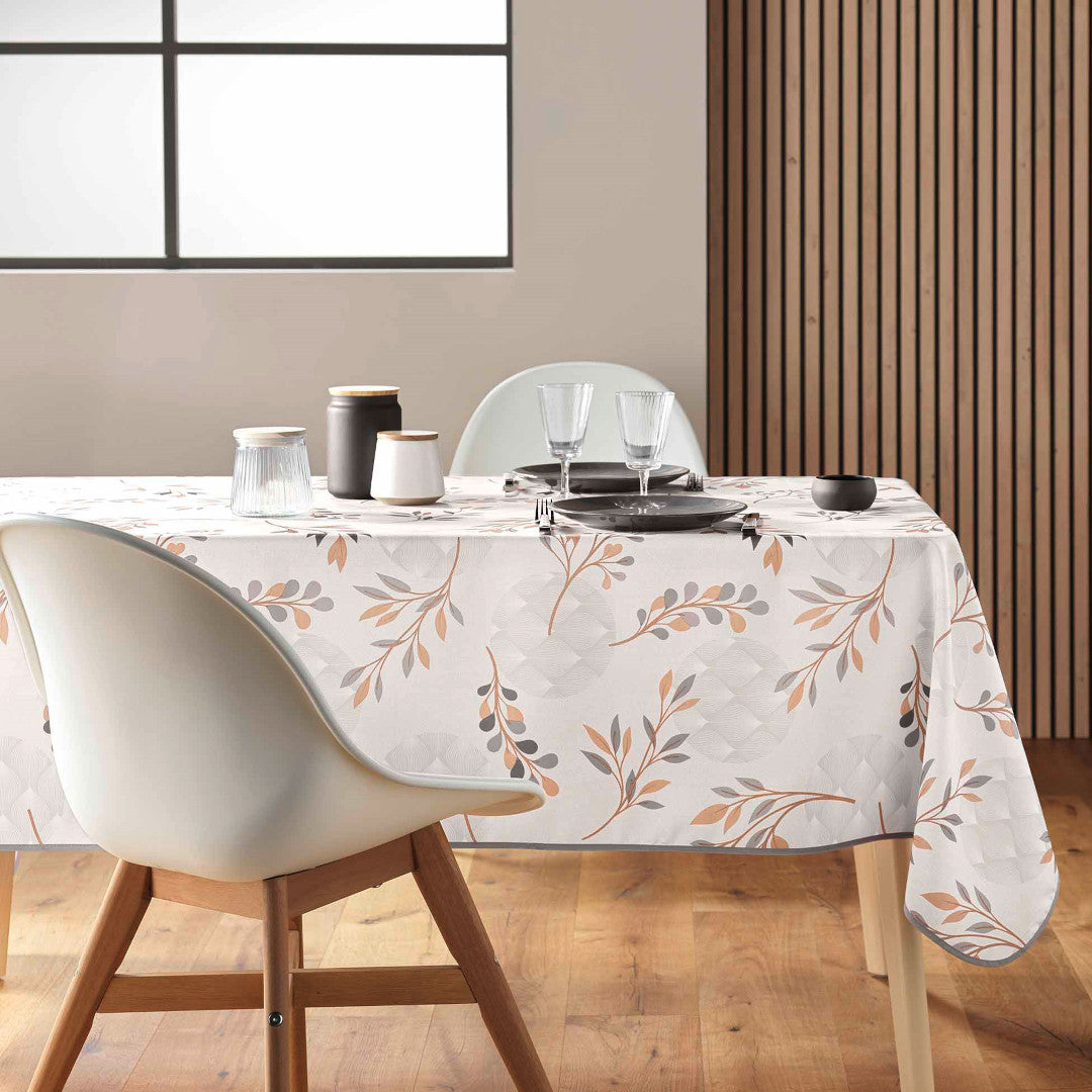 Manola Natural duk på matbordet med modern dekoration och porslin