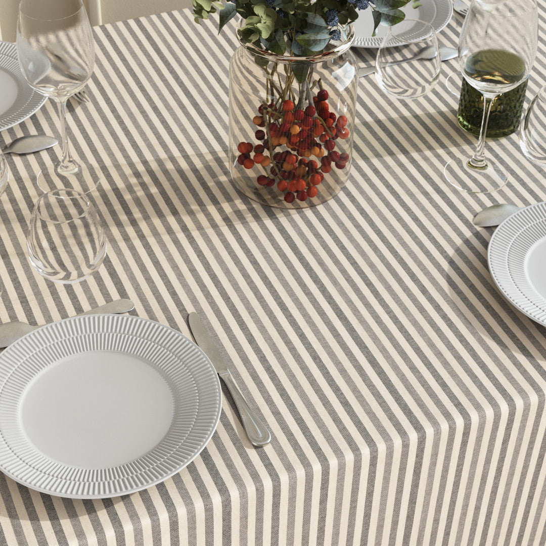 Marché Stripes Grå - textilduk med ränder och glidskydd i linne-look på dukat bord