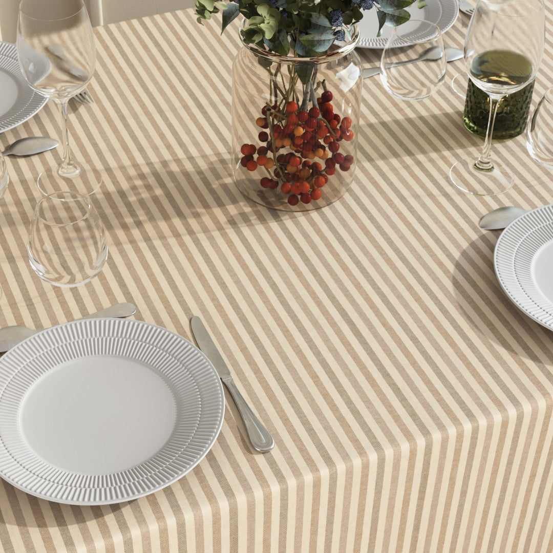 På dukat bord Marché Stripes Sand - textilduk med ränder och glidskydd i linne-look