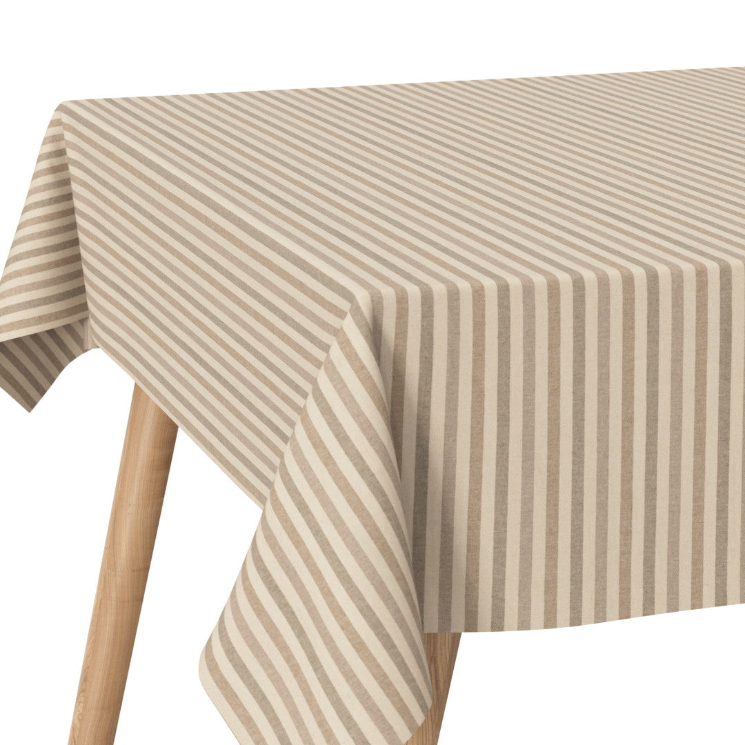På bordet Marché Stripes Sand - textilduk med ränder och glidskydd i linne-look