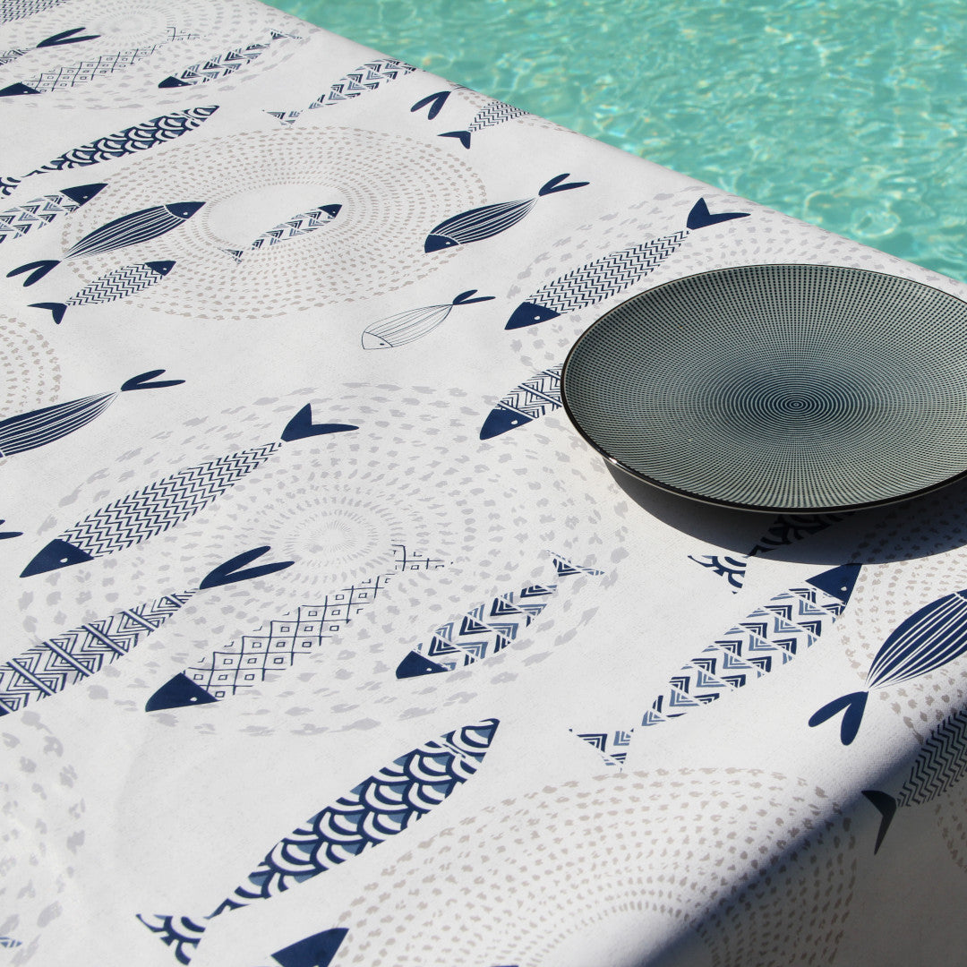 Marlin Wave – Vaxduk med blåa fiskar på bordet