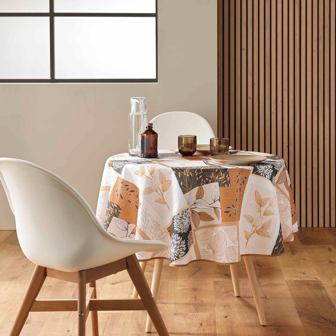 Dukat bord med rund naturfärgad duk