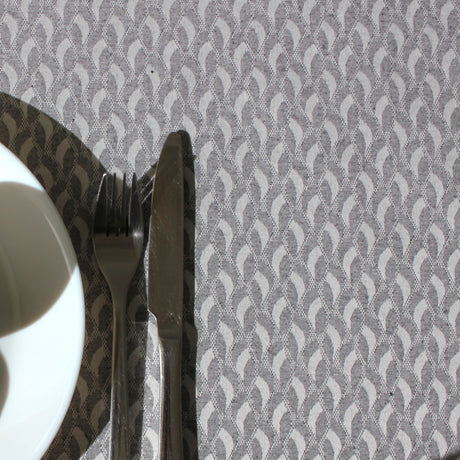 Munch Grey textilvaxduk med oändliga rutor och vågor i mönstret, 160 cm