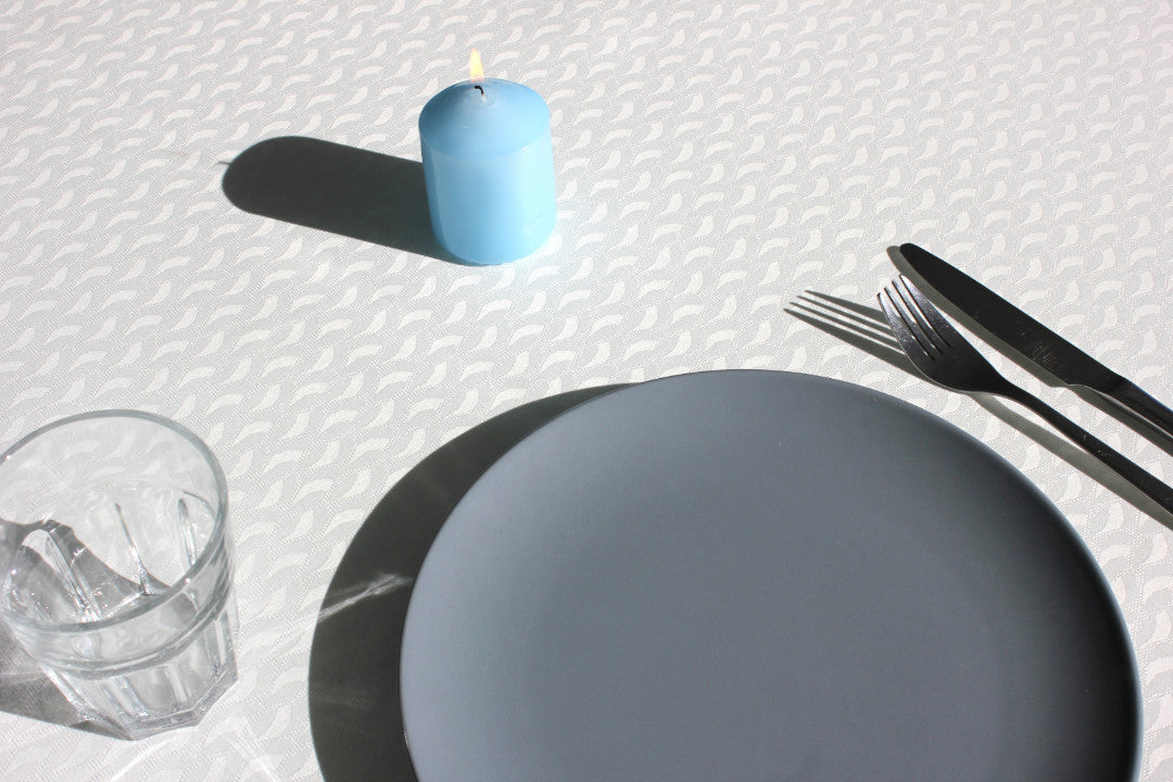 Munch White textilvaxduk med eleganta linjer och kurvor på ett festligt bord, 180 cm