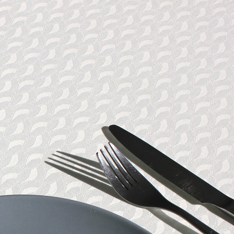 Närbild Munch White - Elegant vit textilduk med jacquardvävt mönster