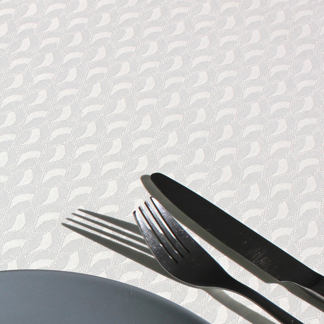 Närbild Munch White - Elegant vit textilduk med jacquardvävt mönster