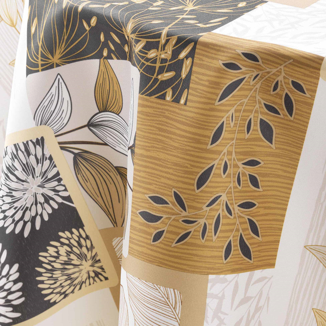 Närbild av duken med bladmotiv i beige