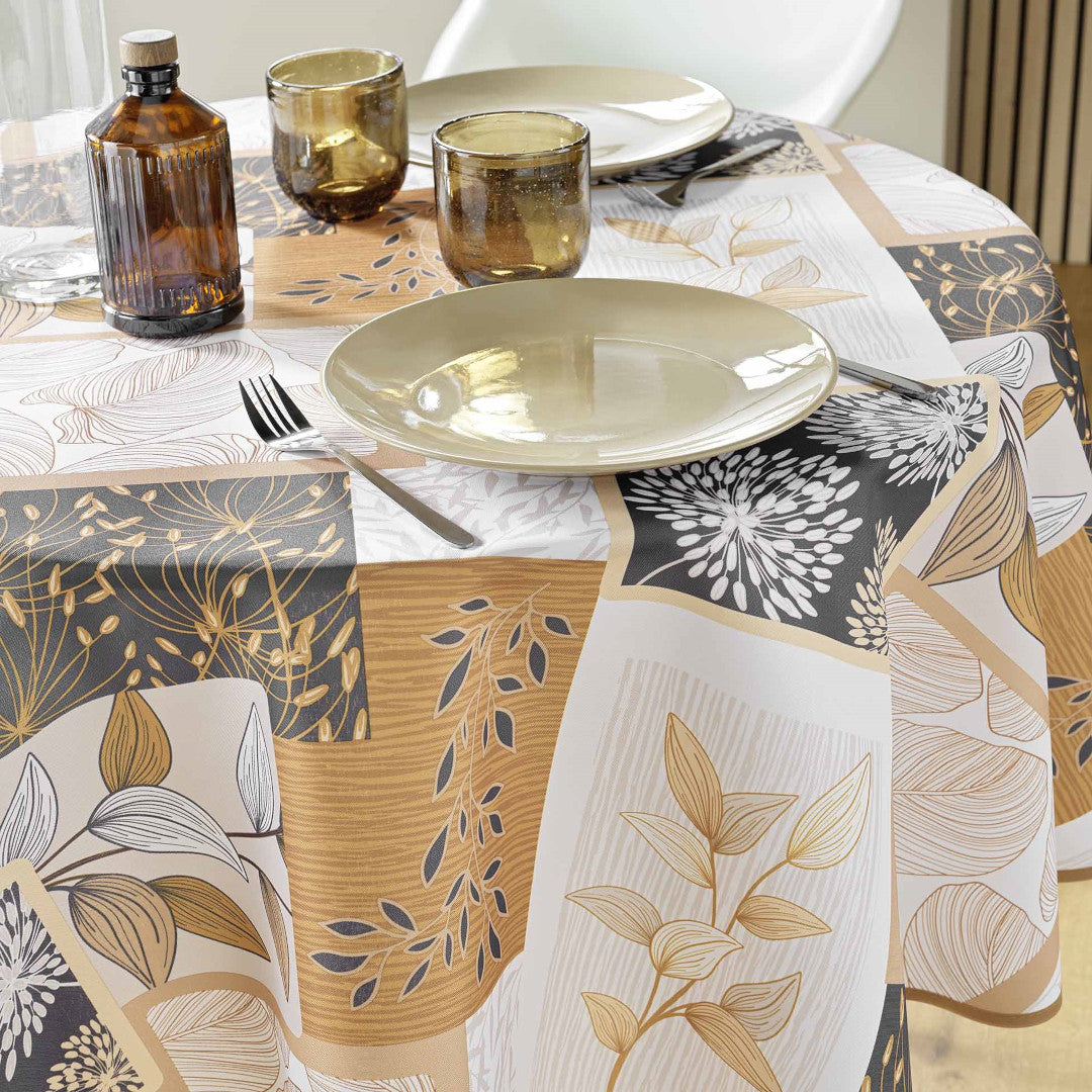 Duk med tallrikar och glas, redo för middag