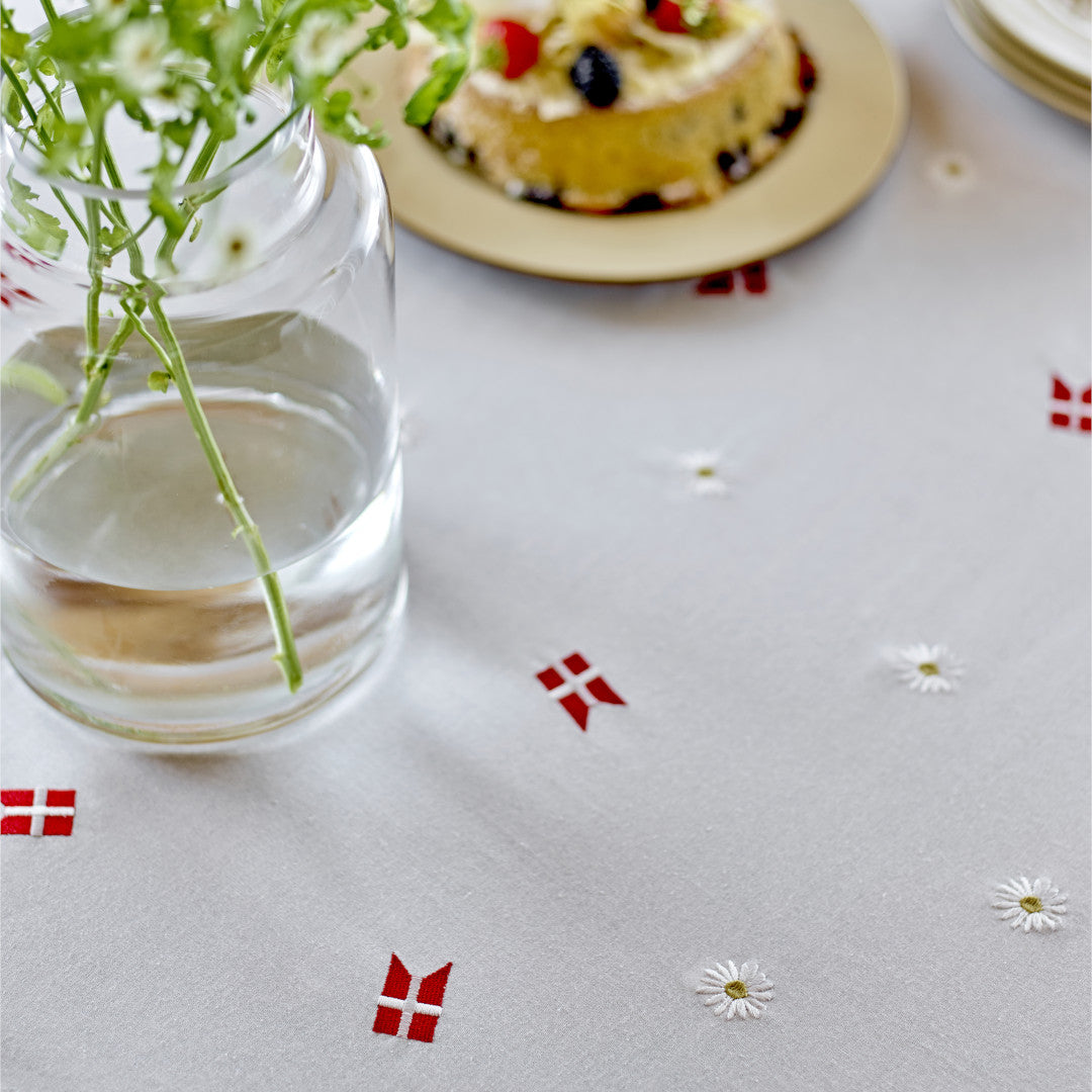 Södahl Tillykke Duk 140 x 220 cm - Födelsedagsduk med Danmarks flagga och fina margueriter