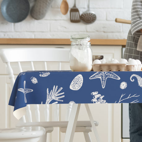 NPå bordet Narius - Maritim vaxduk med havsinspirerat mönster