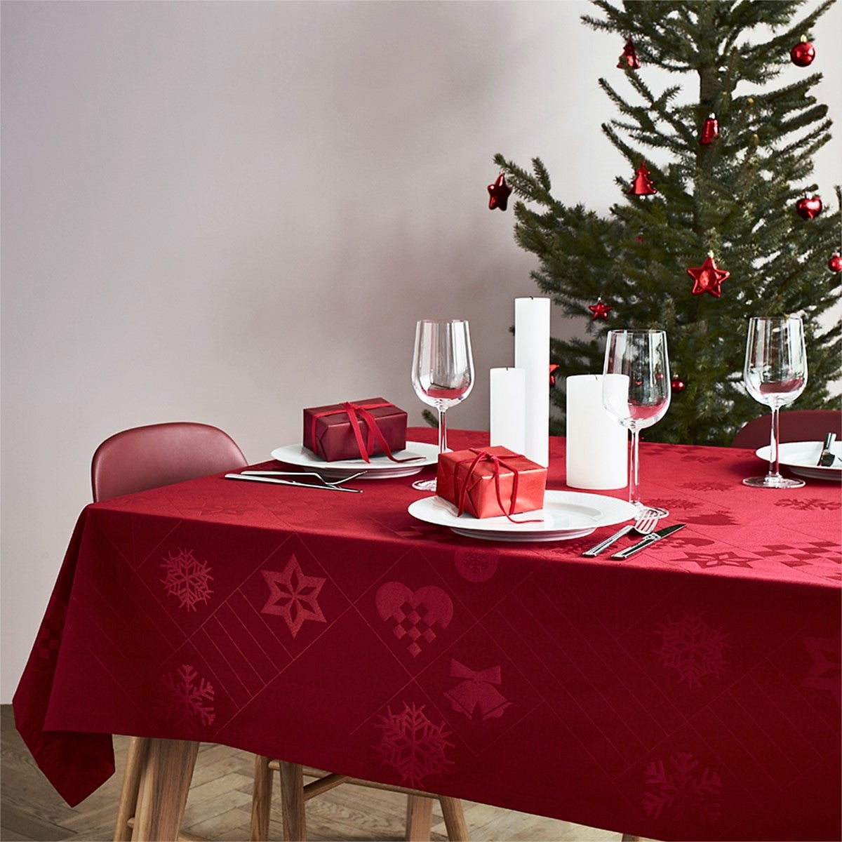 Rosendahl - Juna Julduk Natale, vacker damastduk i rött - 150 cm x 270 cm