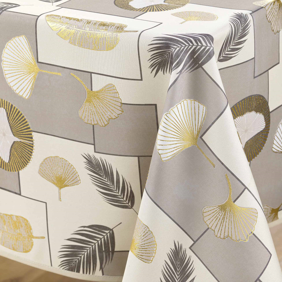 Närbild av Natane Natural rektangulär duk med bladmönster och guld-detaljer