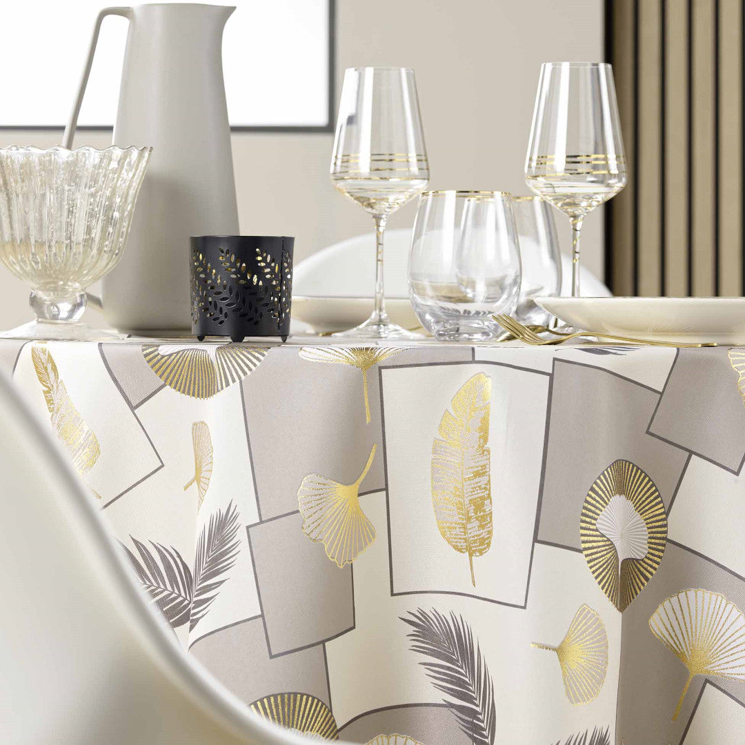 Detaljerat utsnitt av Natane Natural rund duk som visar elegans i dukningen