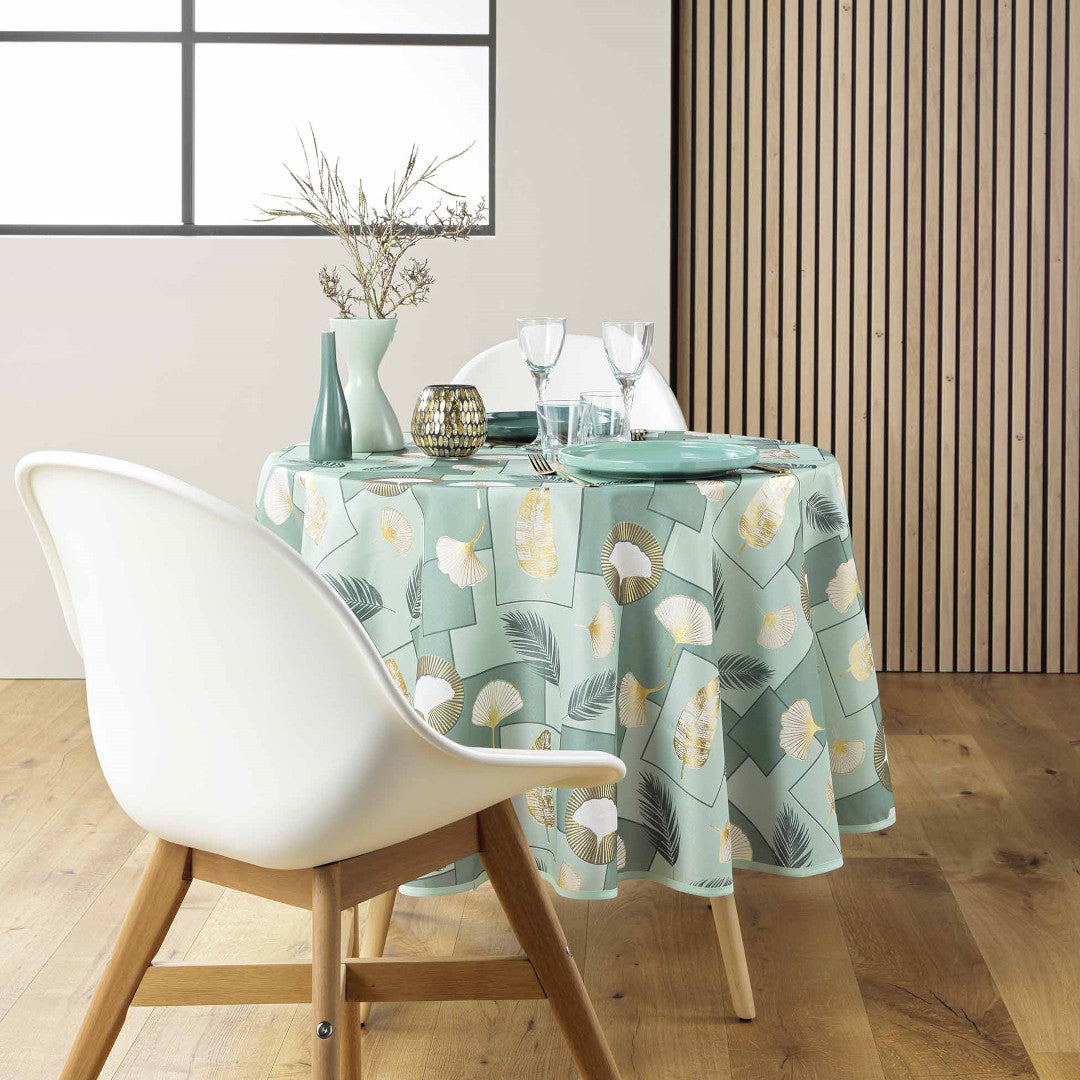 Elegant dukning med Natane Sage rund duk och guldfärgat bladmönster