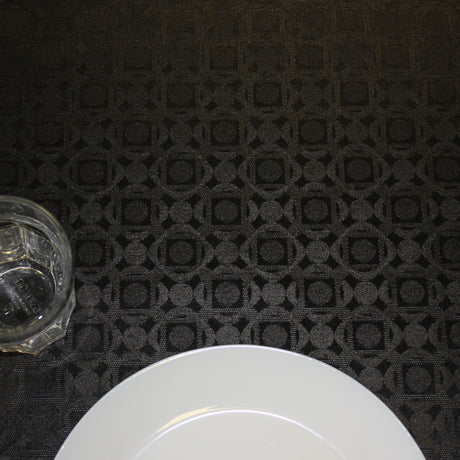 Nobel Black textilvaxduk med geometriskt mönster i svarta nyanser, 160 cm