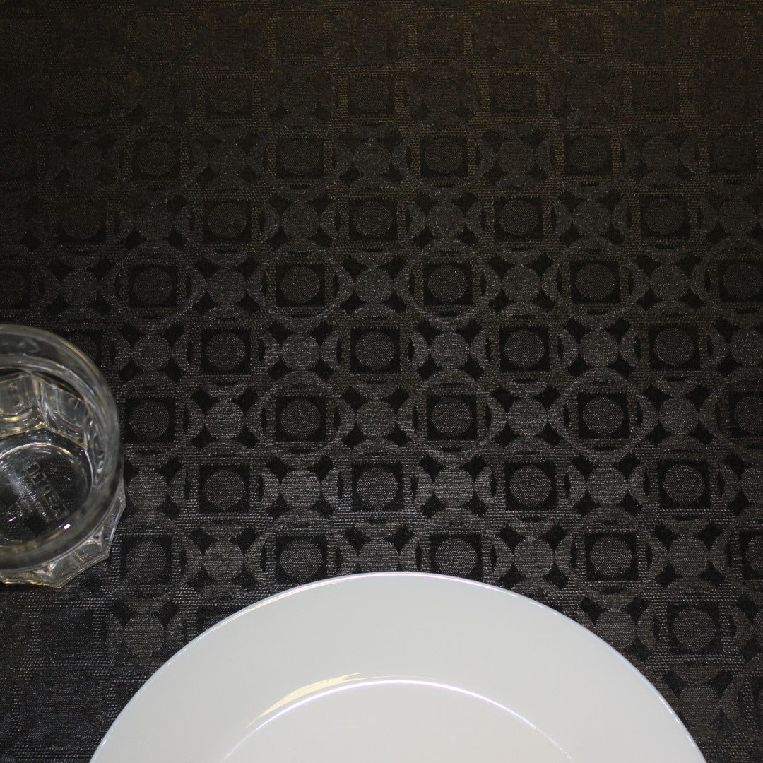 Nobel Black textilvaxduk med geometriskt mönster i svarta nyanser, 180 cm