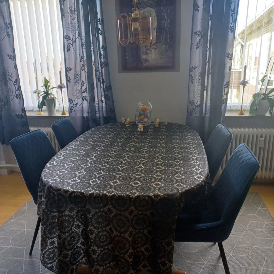 Noir Chantilly – Svart spetsvaxduk med grafiskt rosettmönster