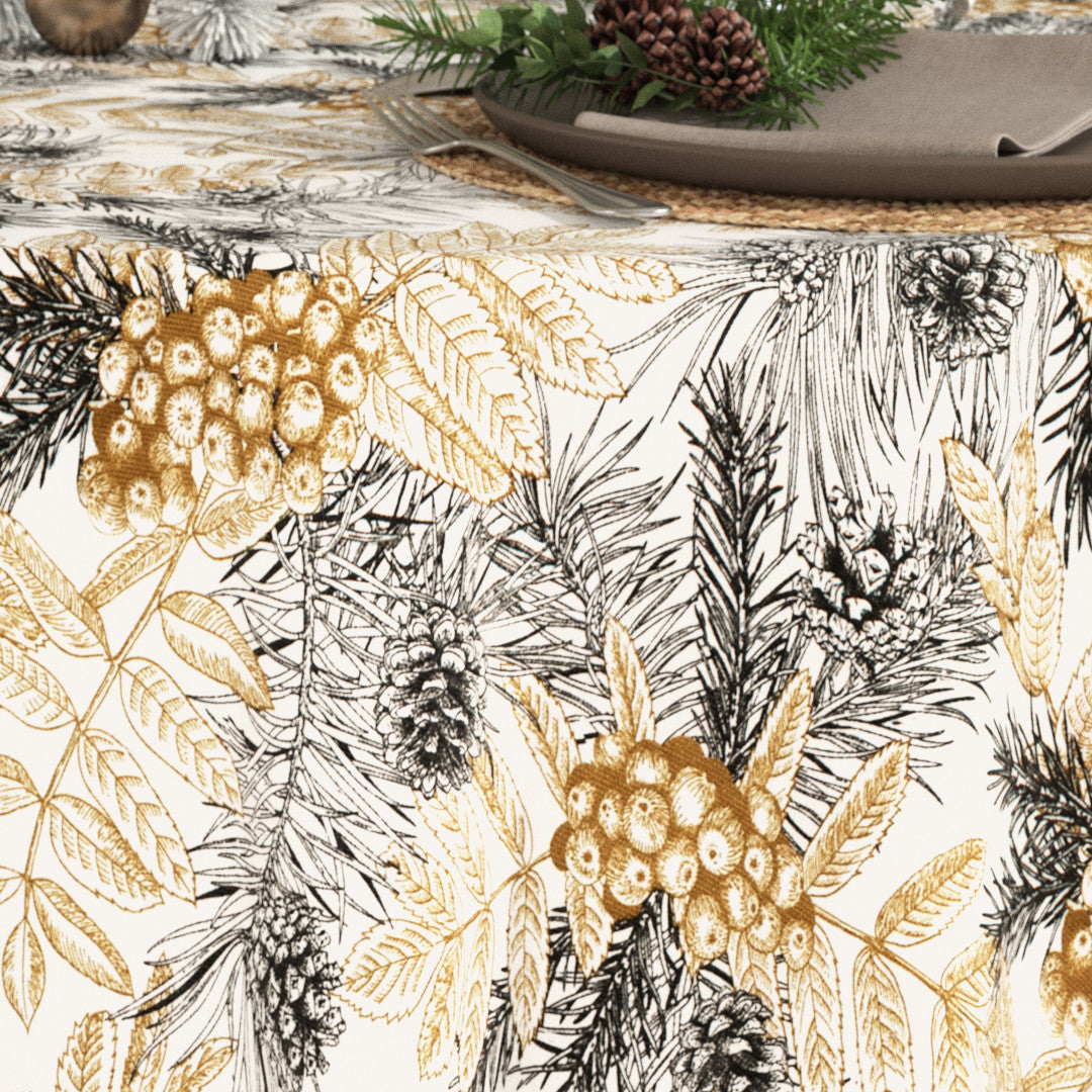 Närbild av Nordisk jul - Guld och gran - Textilduk med gran och gyllene detaljer