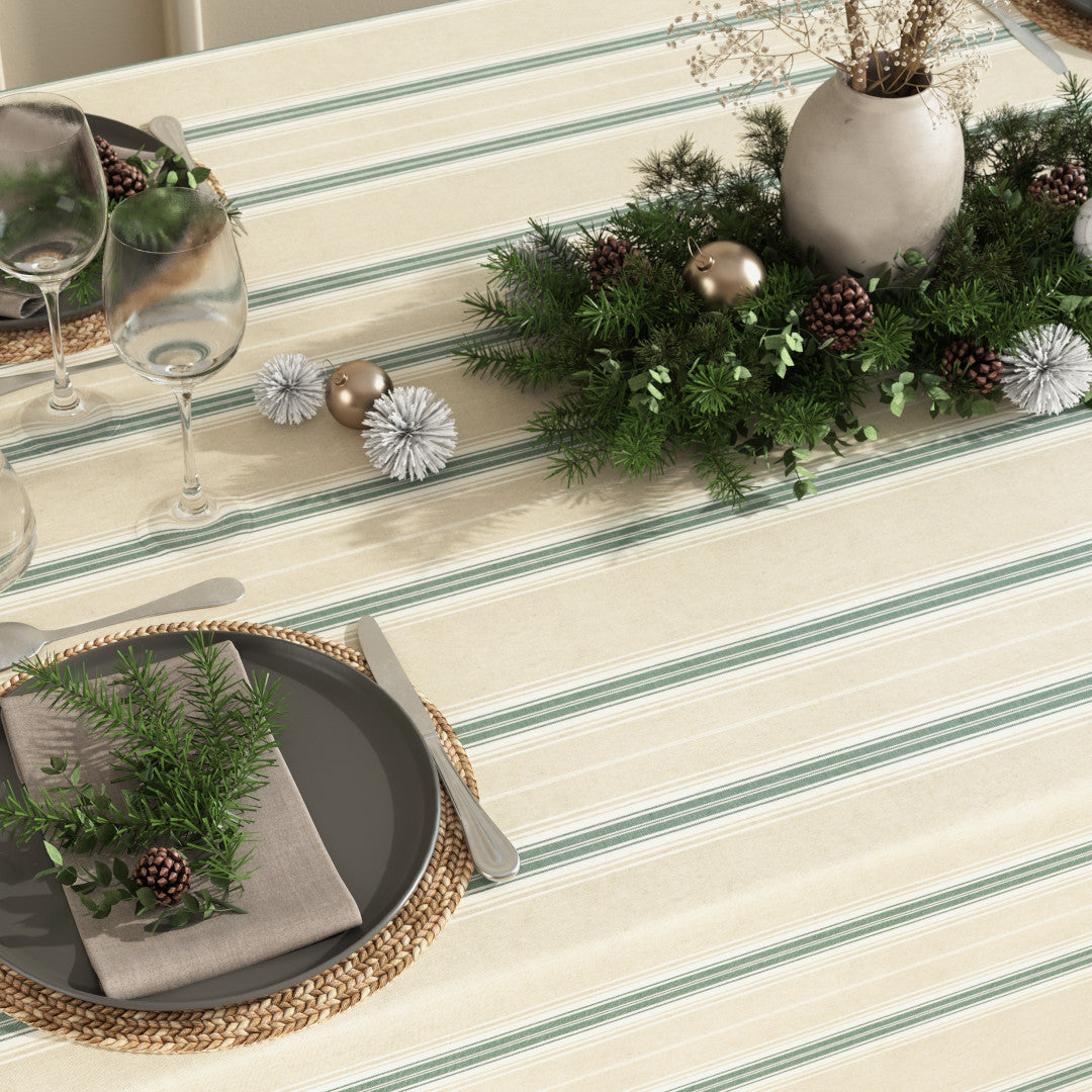 Bordet dukat med Nordisk Jul Grön Randig - Akrylbelagd textilduk i linnelook