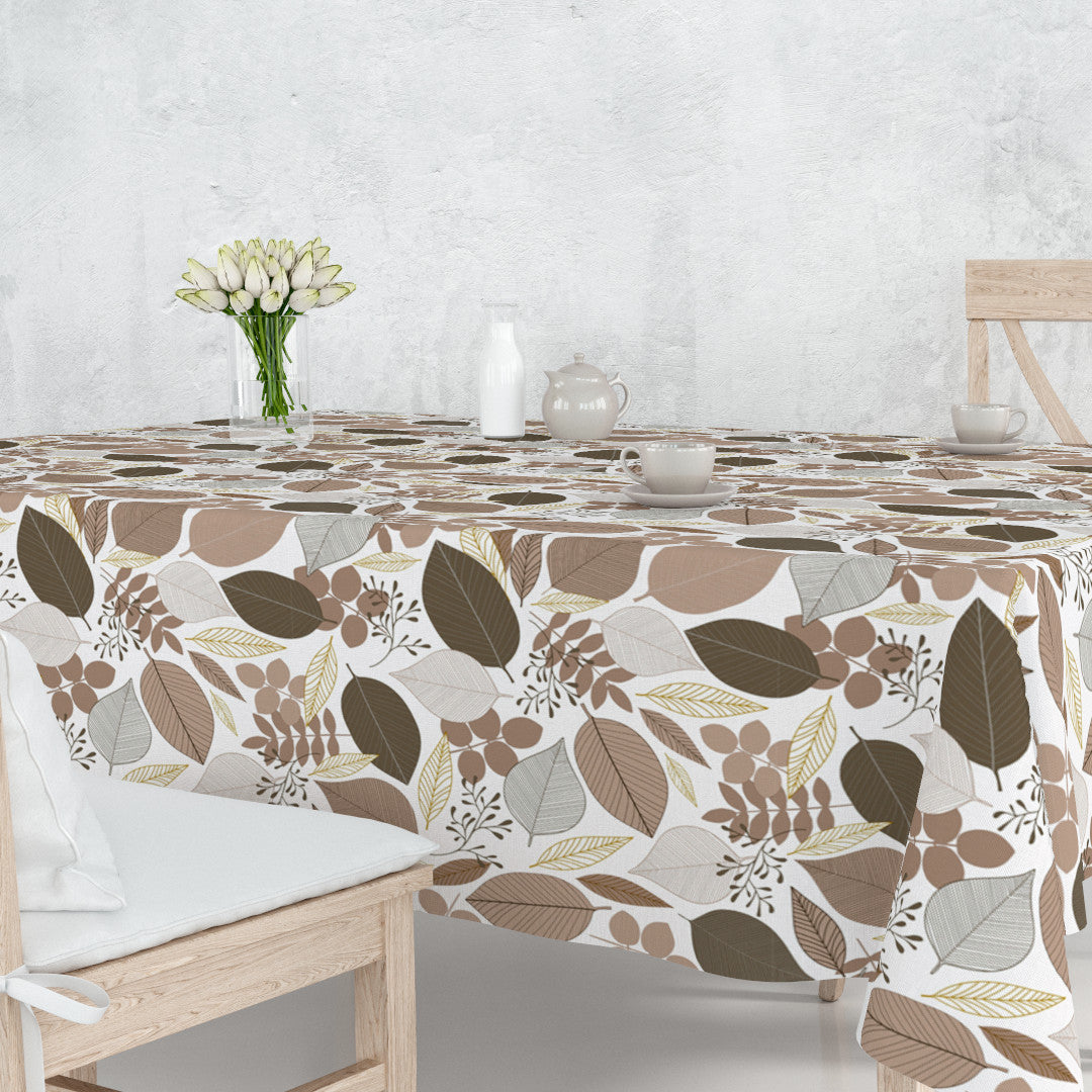 Närbild av Nordic Forest - Vaxduk med beige och gyllene lövNordisk Skov - Voksdug med bladmotiv i beige og gyldne nuancer