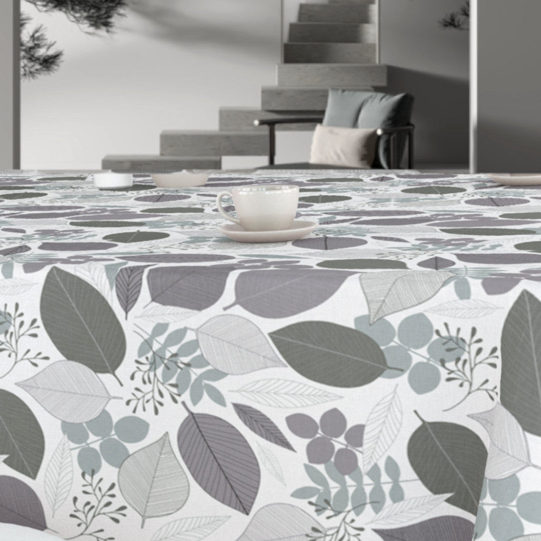 Miljöbild med Nordic Forest - Vaxduk med blad i grå nyanser