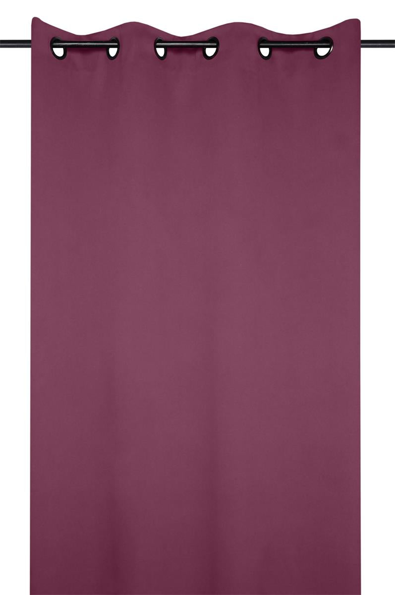 Notte Raspberry – Mörkläggningsgardin 135 x 180 cm i miljö