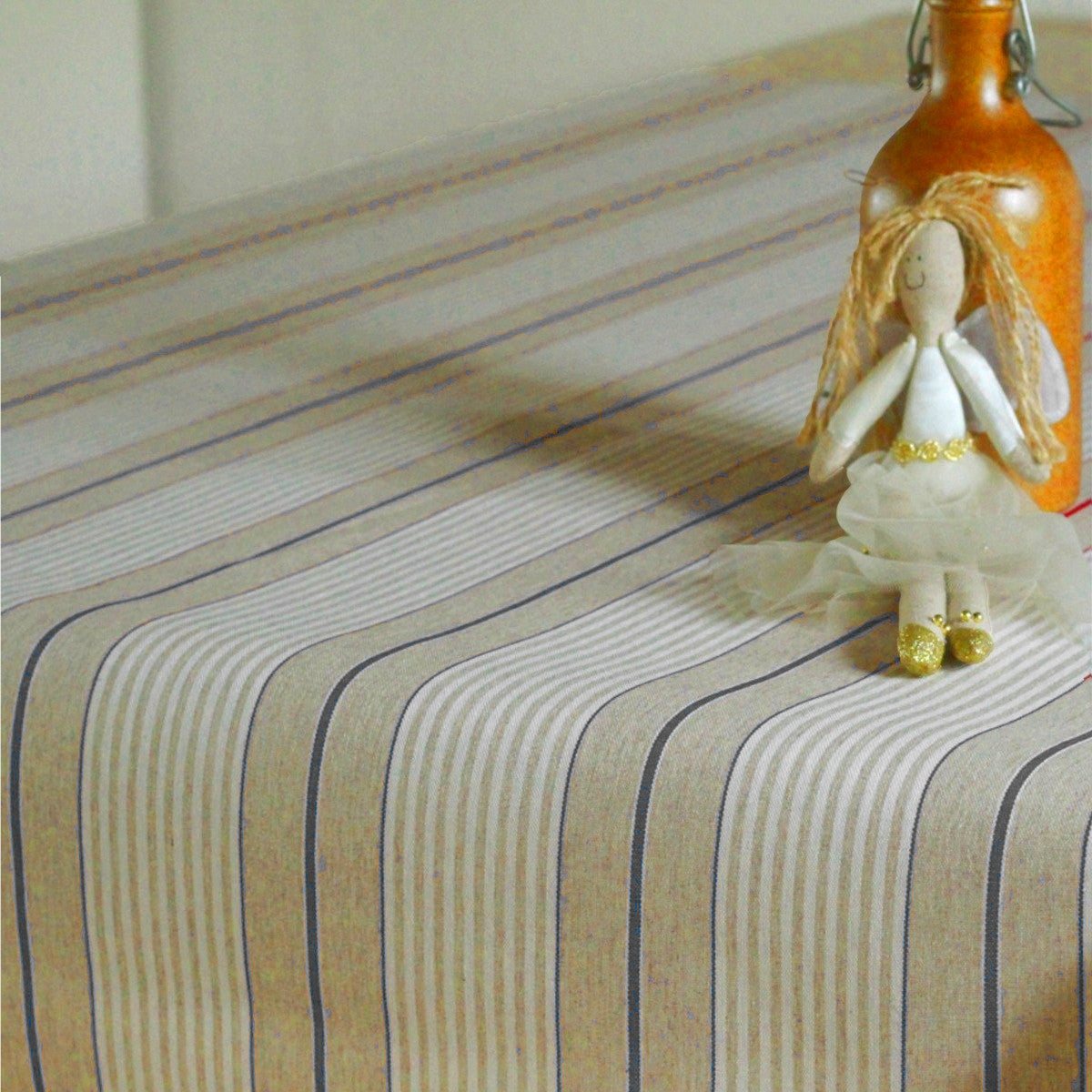 Olmer Stripes Blå – textilvaxduk i linnelook