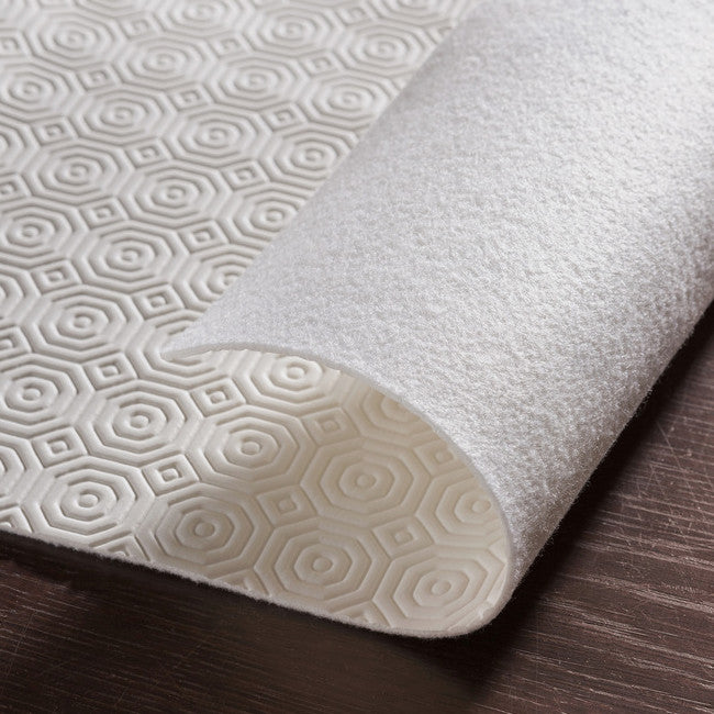 Optimol underduk med filt på bord med duk