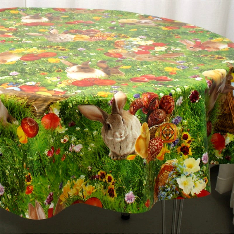 Bild av hörnan på bordet med Påskfest på ängen, vaxduk