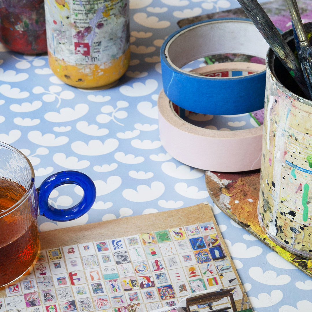 På bordet Parachute Baby Blue - Lola vaxduk med grafiska fallskärmar