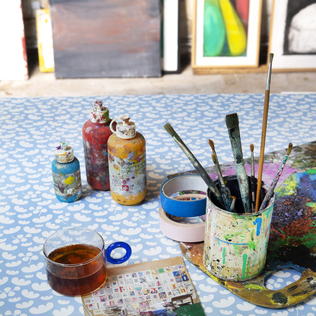 Närbild av Parachute Baby Blue - Lola vaxduk med grafiska fallskärmar