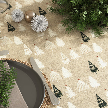 Närbild av Pau Natur - jultextilvaxduk i linnelook med julgranar