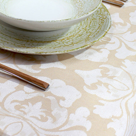 Raine Jacquard Vanilla – Textilvaxduk med elegant ornamentmönster