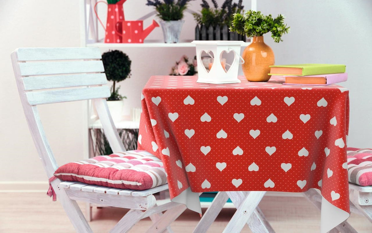 Romance – röd vaxduk med vita hjärtan