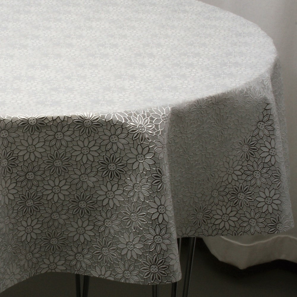 Rund spetsduk, vit med silverblommor