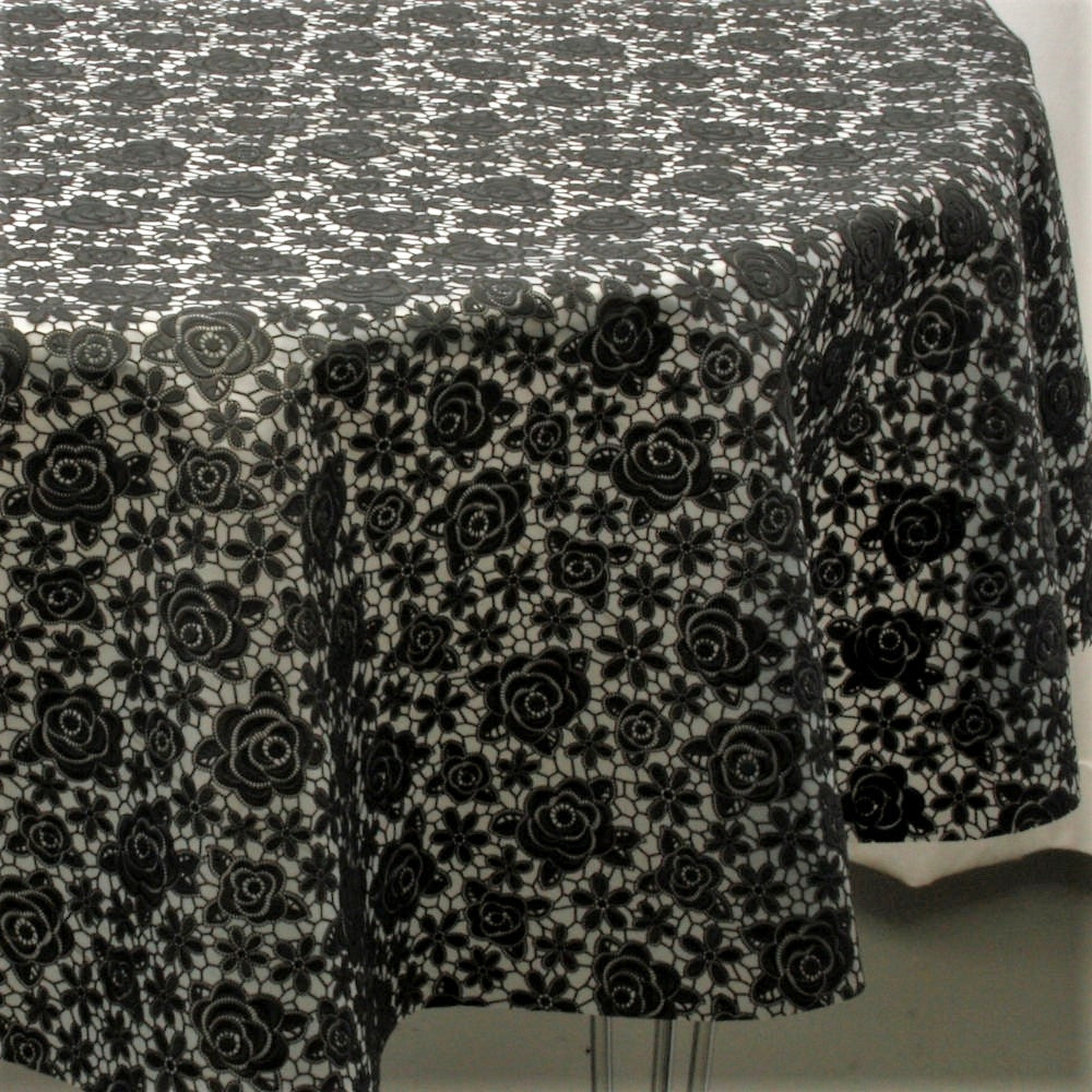 Rund spetsduk med små rosor, svart