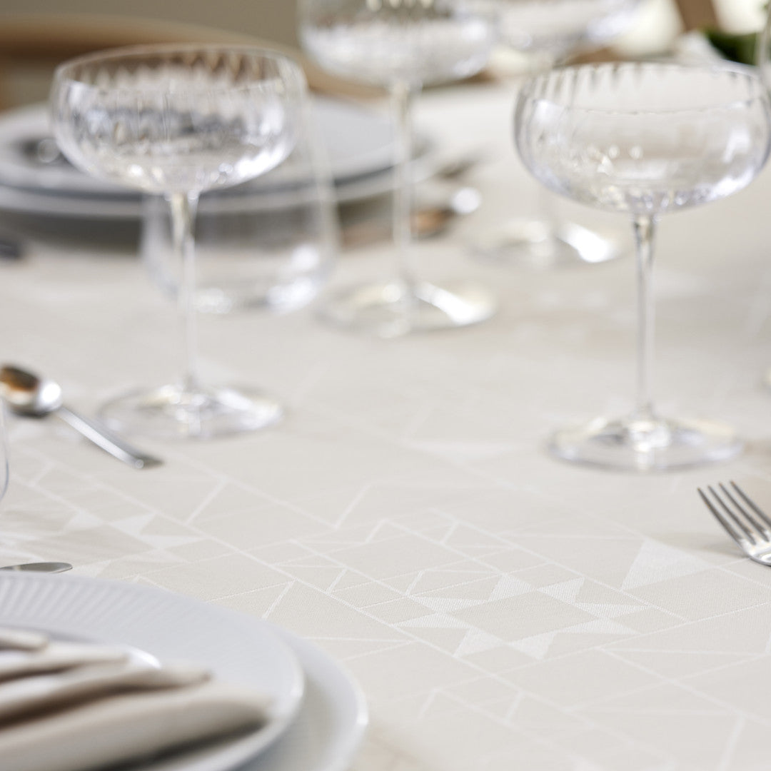 Södahl Star Damast Beige - Rund juldukpå dukat bord