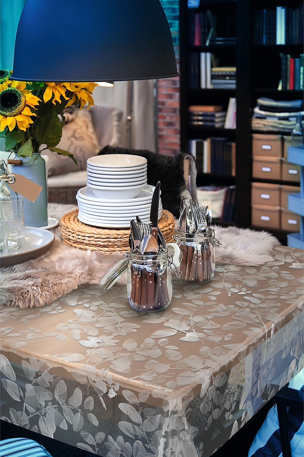 Miljöbild Sally, transparent vaxduk med vita streck blommor