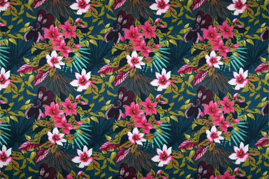 Ahuna – Textilvaxduk med blommor på petrolfärgad bakgrund, 155 cm bred