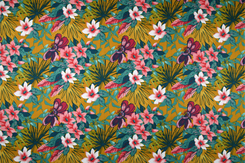 Ahuna – Textilvaxduk med blommor på senapsgul bakgrund, 155 cm bred