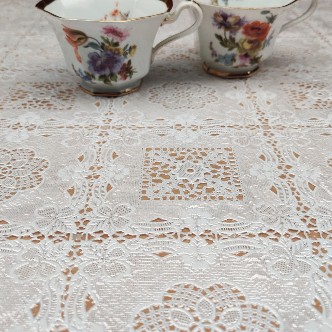 Shiny White Lace - Spetsvaxduk med skimrande yta