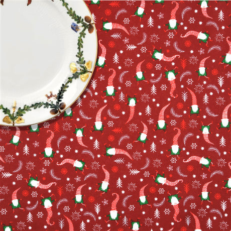 Skogstomtar Röd - Jultextilduk med tomtar, granar och stjärnor