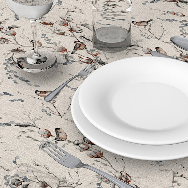 Snöbär och fåglar - Textilduk i linnelook på dukat bord