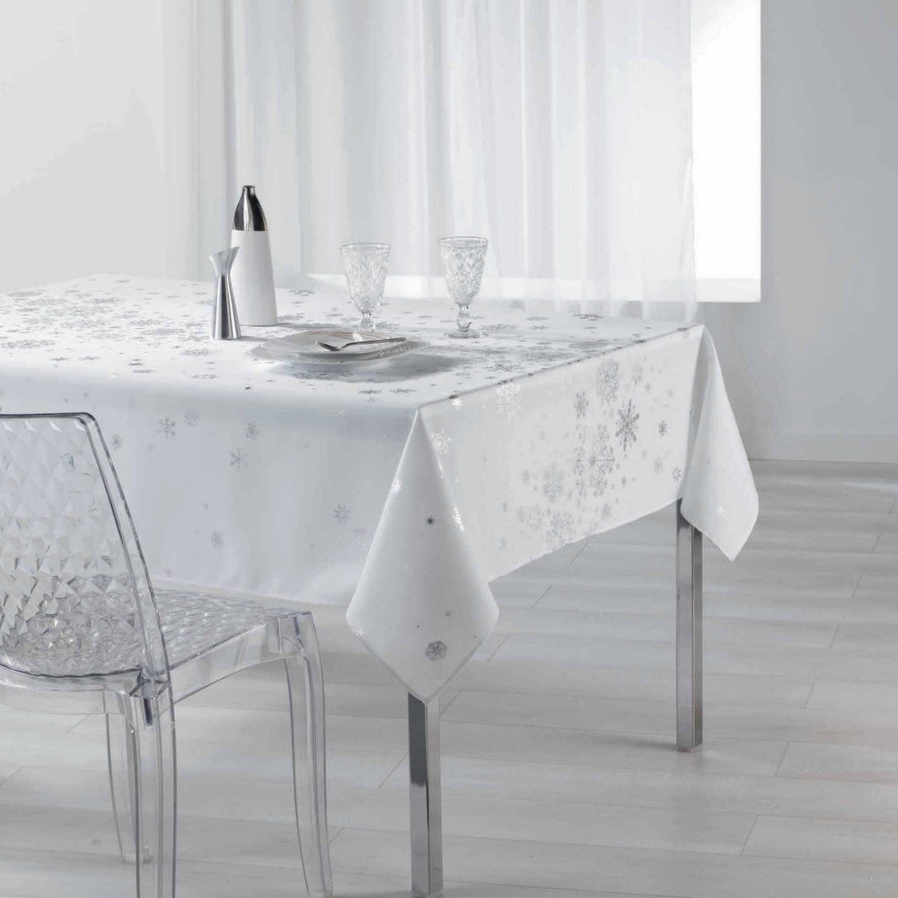 Constellation Snow Sky Vit/Silver – julduk med fläckskydd 150 x 300 cm